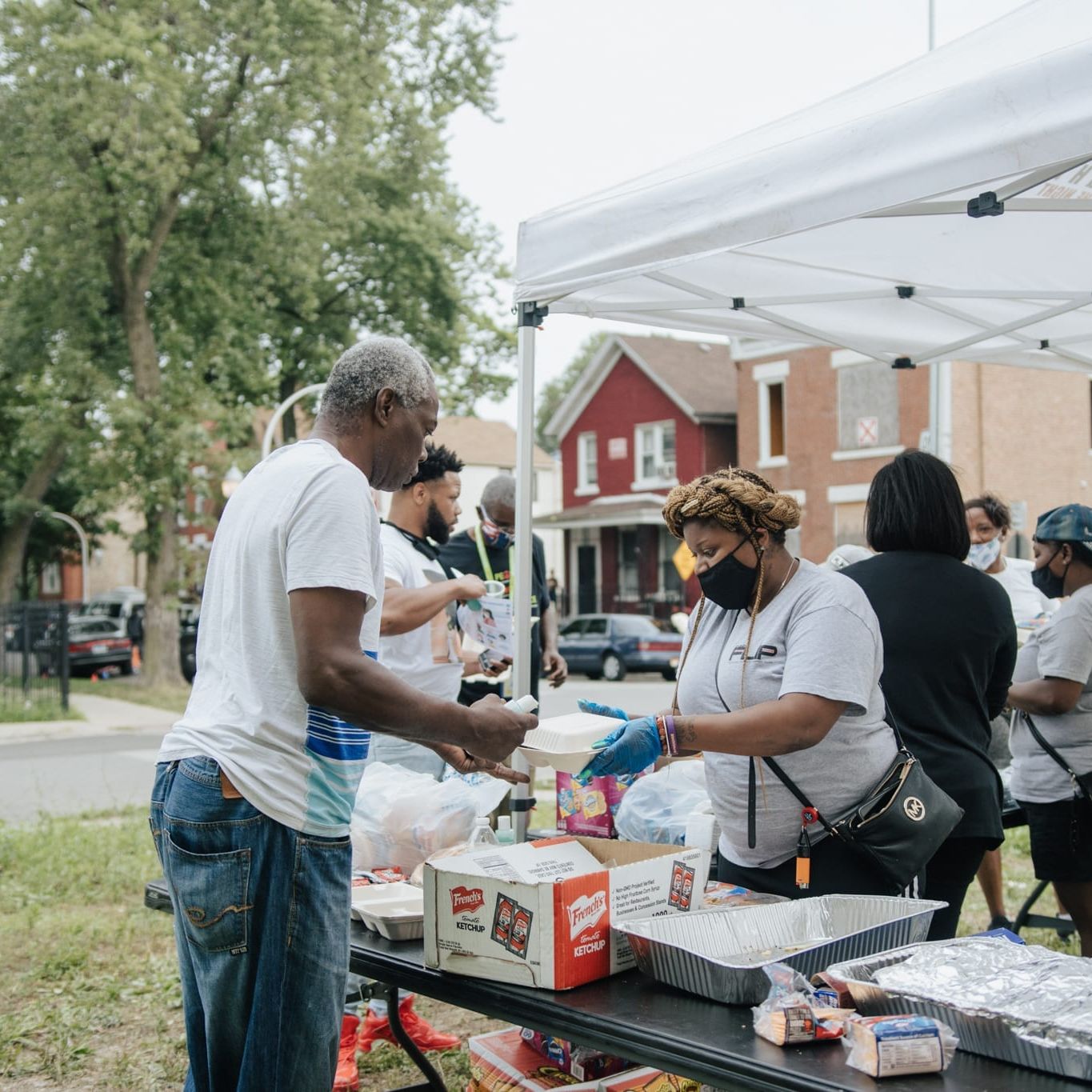 Violence prevention team organizes block party with neigbors in East Garfield Park
